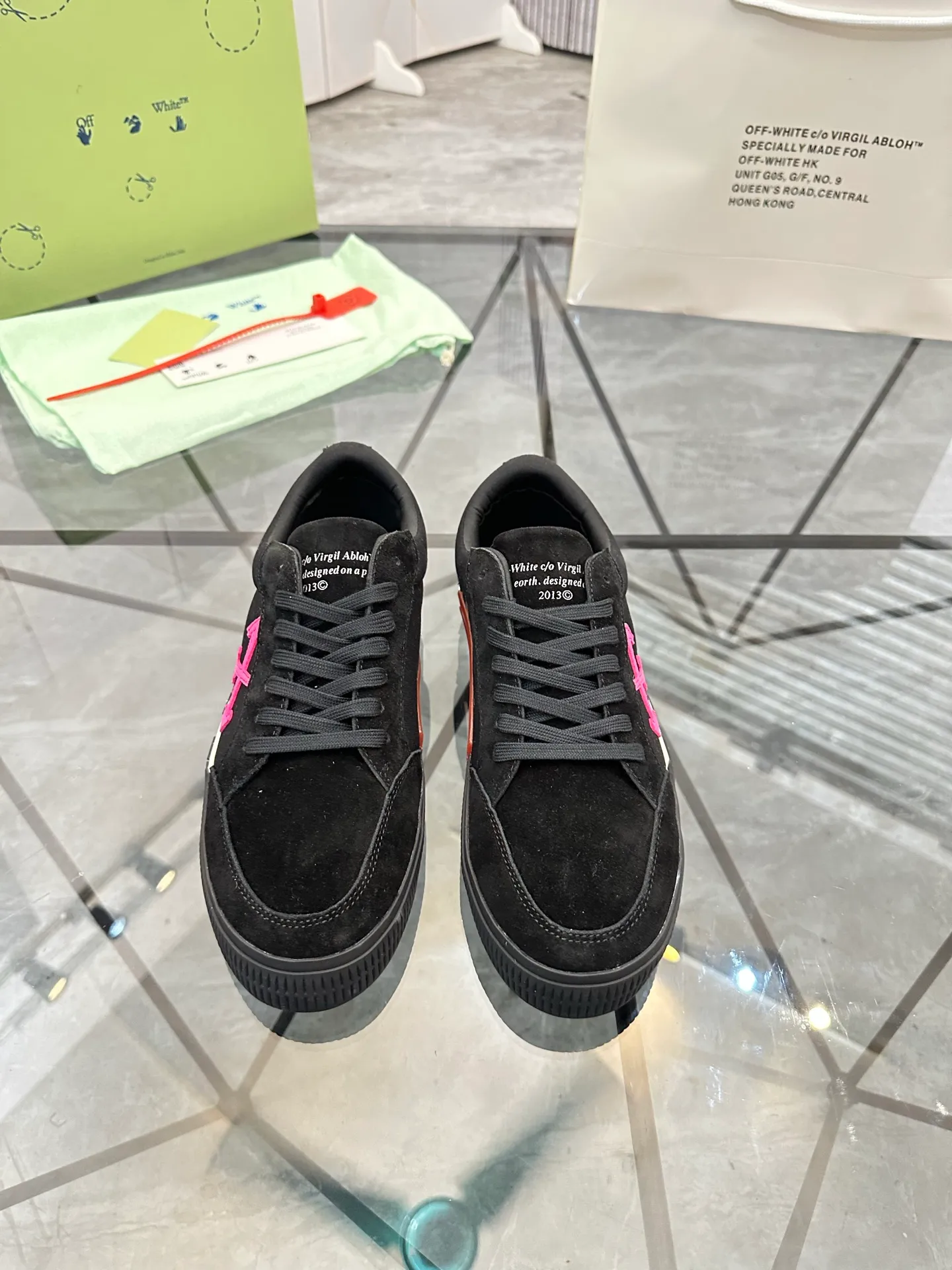 Selling men's shoes 💰: 💰P440¥ Product trademark: OFF WHITE * "OFF WHITE*" low-top casual shoes Regular size: 35-45 (can be customized to 46) Couple style Product materials: imported nubuck leather upper spliced ​​with original fabric, breathable lining, original outsole. No.: H203